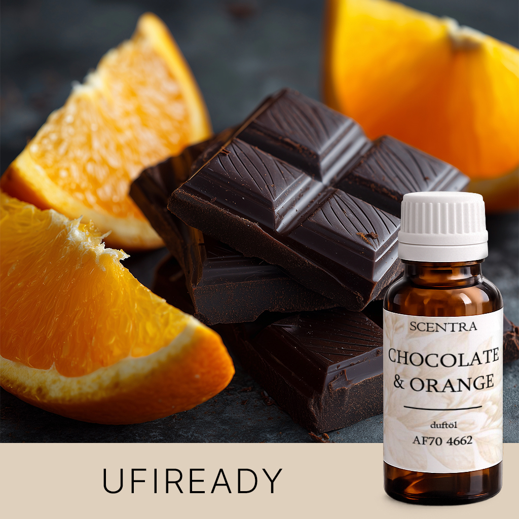 Schokoladenberg mit einer saftigen Orangenscheibe auf der Spitze.