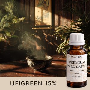 Keramische Räuchergefäße und eine Kerze im warmen Licht.