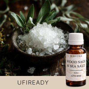 Salz in einem transparenten Behälter wartet auf den Gebrauch, auf der Küchenarbeitsplatte platziert.