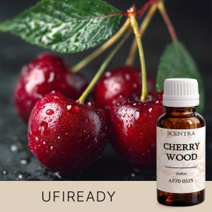 Drei nasse Kirschen mit einem Blatt auf dunklem Hintergrund.