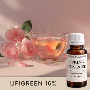 Rosentee in einer Glastasse mit einer Rose daneben
