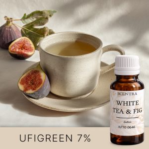 Eine Tasse Tee mit einer Feige auf einem Tisch in der Sonne.